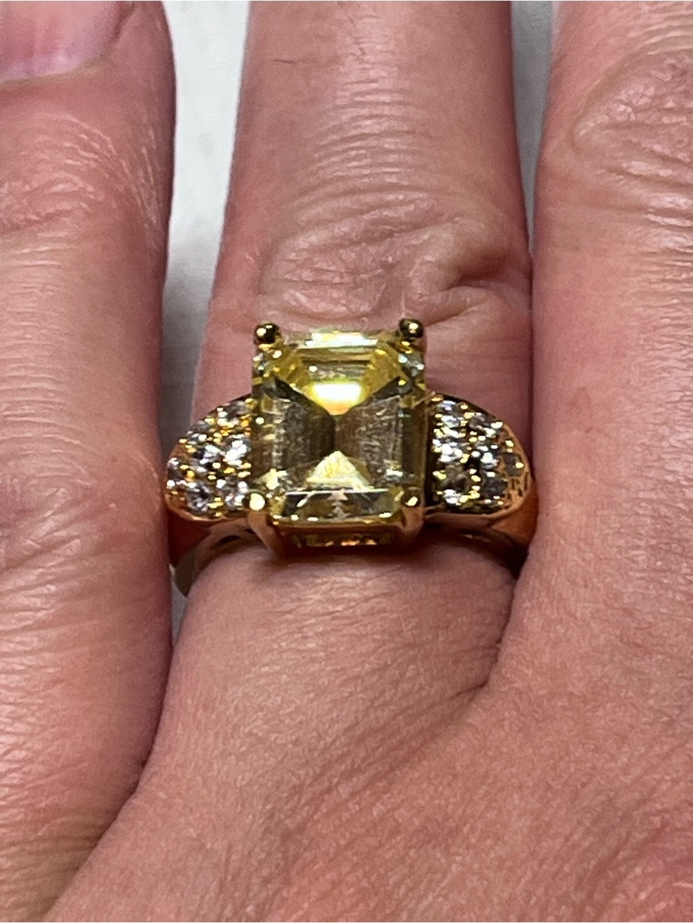 Fashion Jewelry Yellow Centerstone Gold Ring with Side Accents
Size 6.5